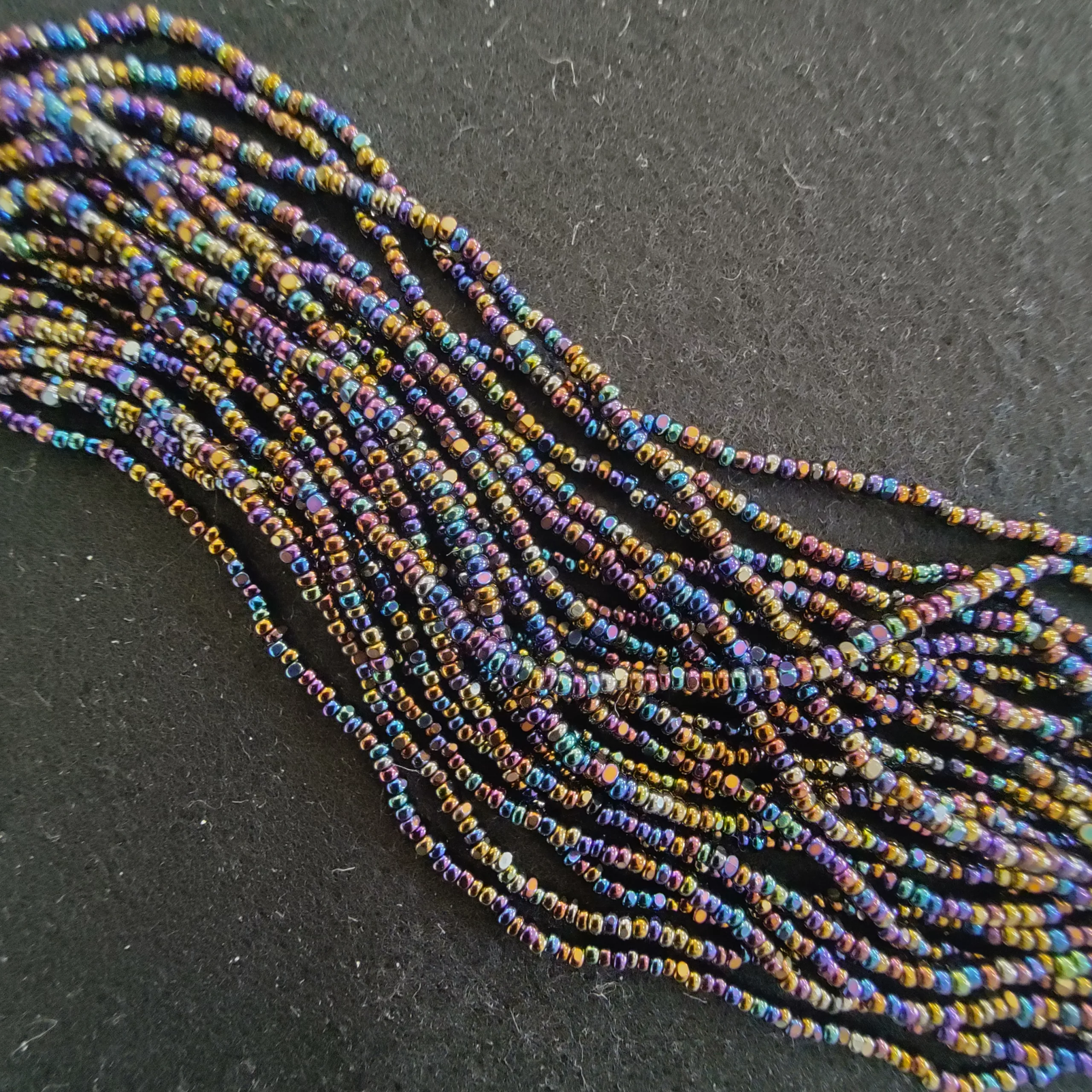 Perles charlotte irisées paon 59205/13