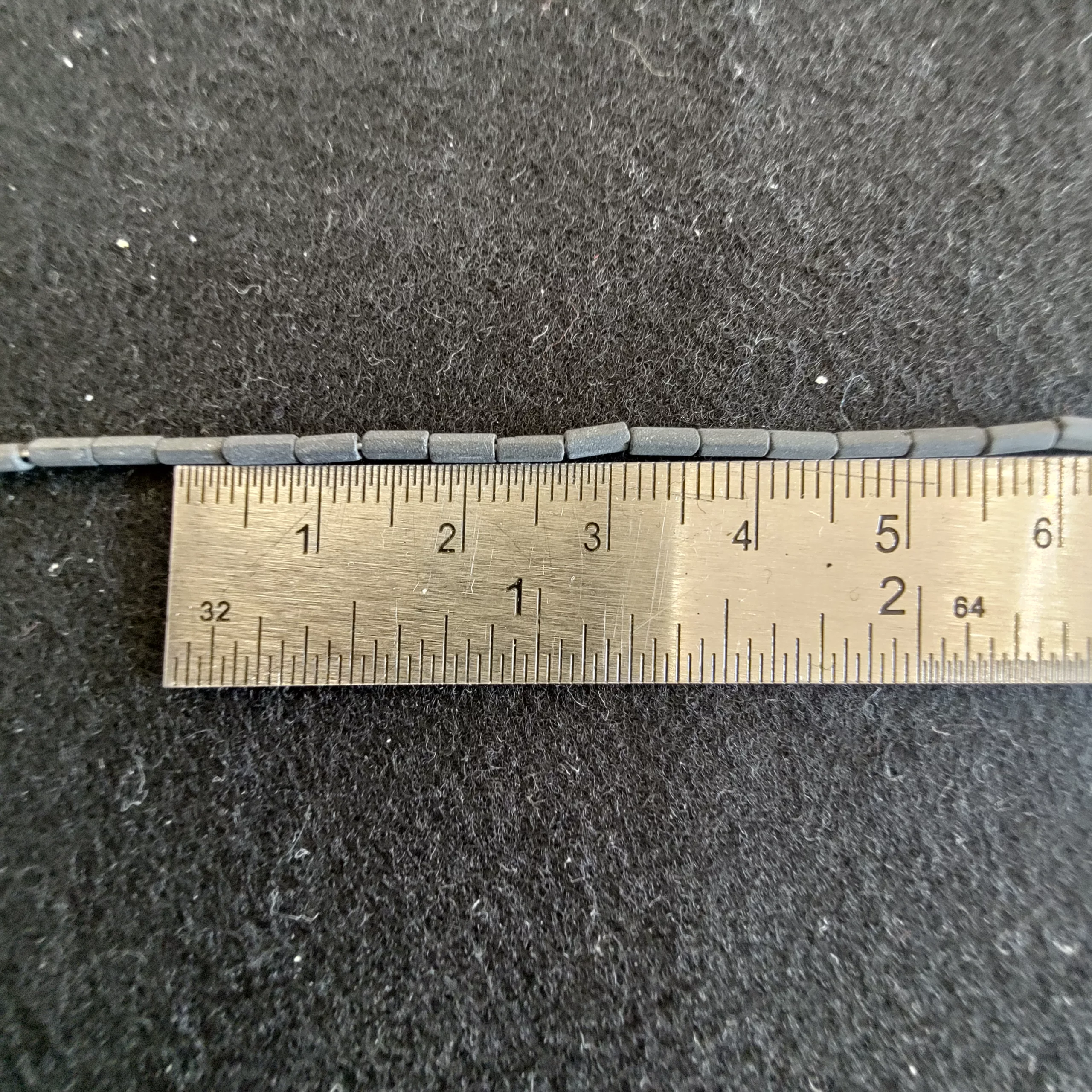 Perles tubes noir mat 5 192/6