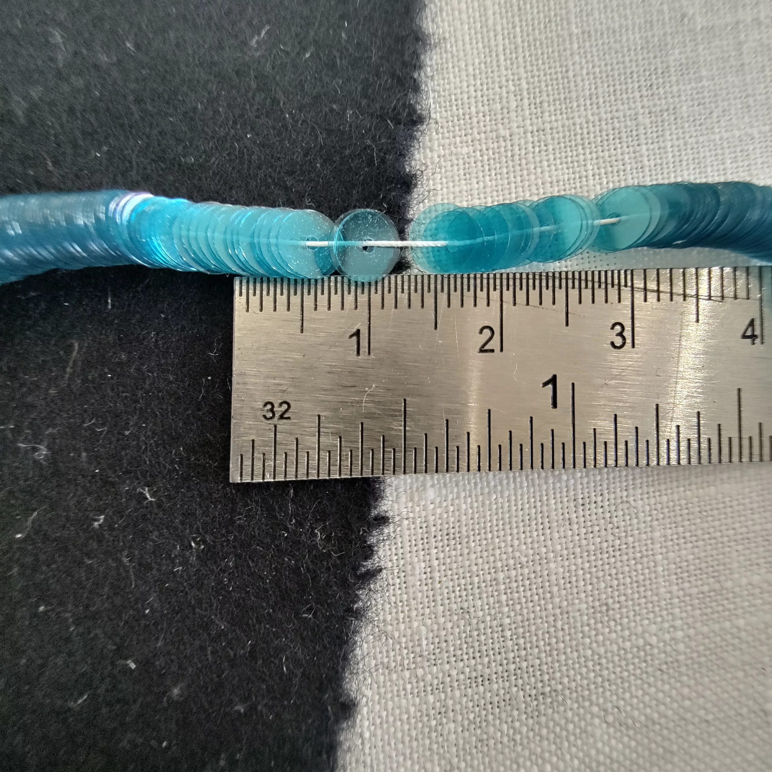 Paillettes bleu transparent 6052