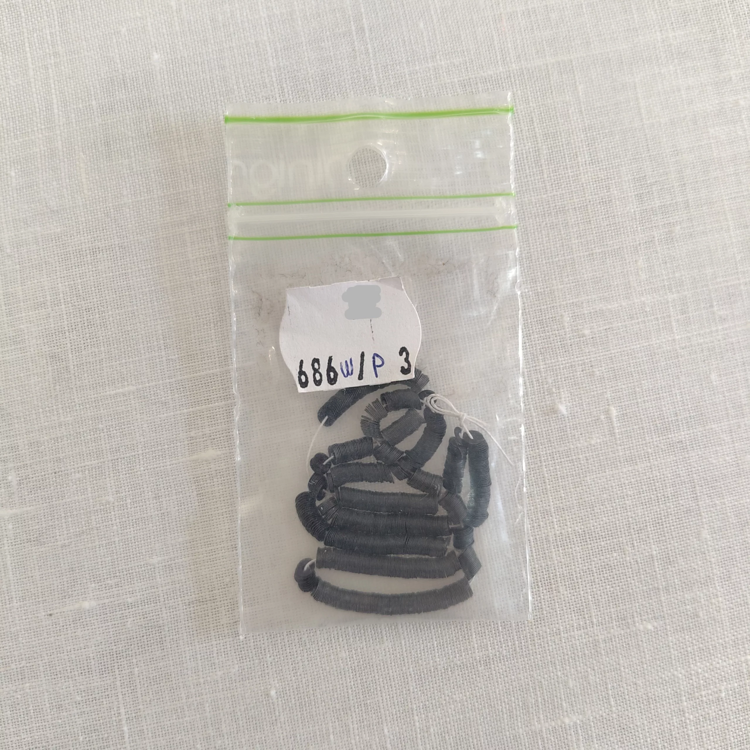 Paillettes noir bleuté 686