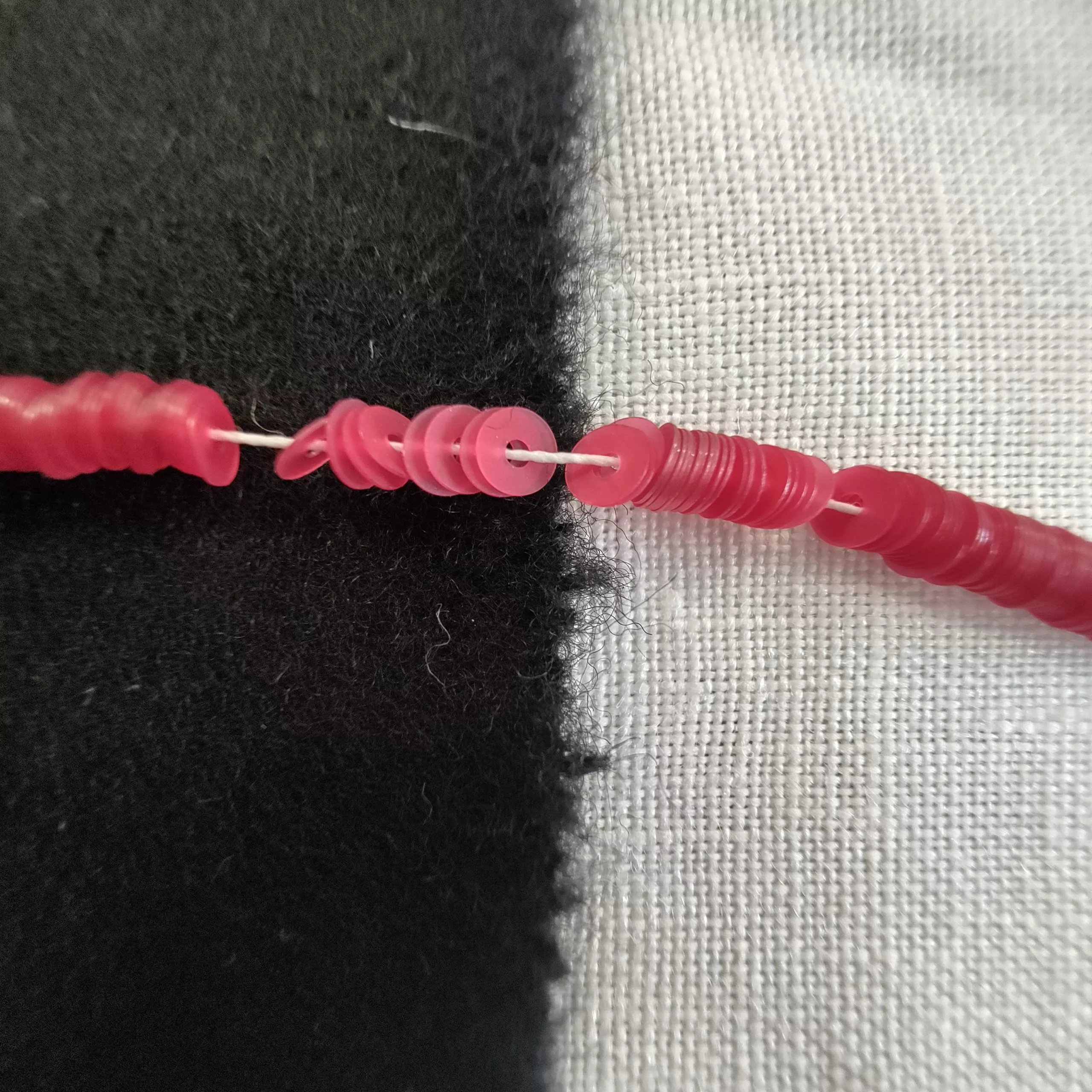 Paillettes rouge semi-transparent 576