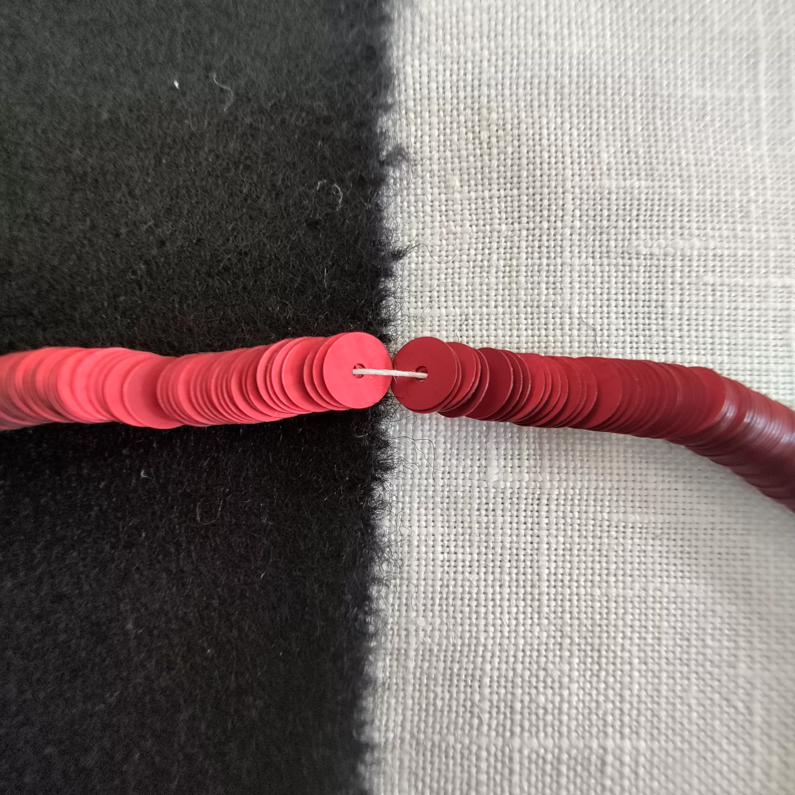Paillettes rouge mat 466