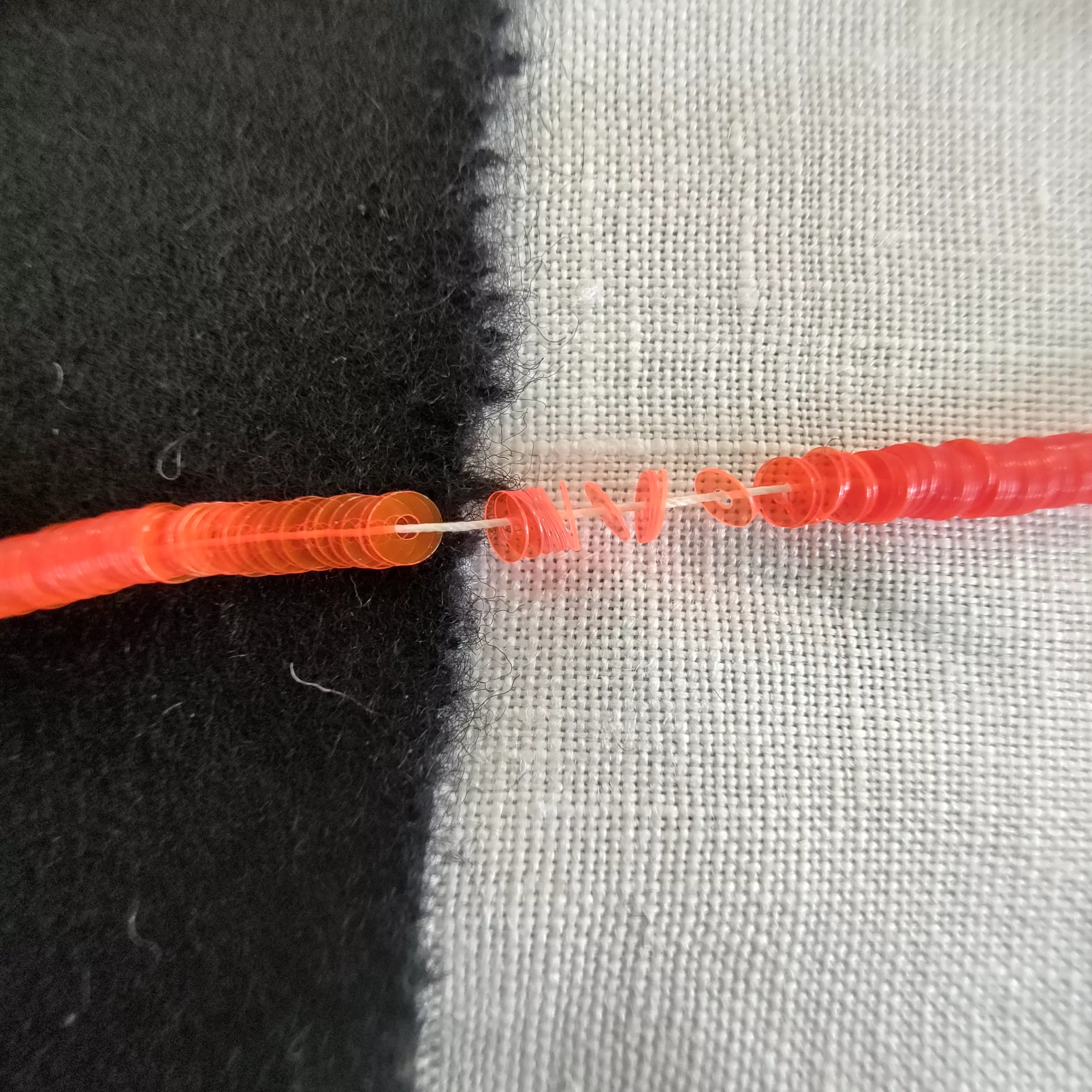 Paillettes orange néon transparent 2357