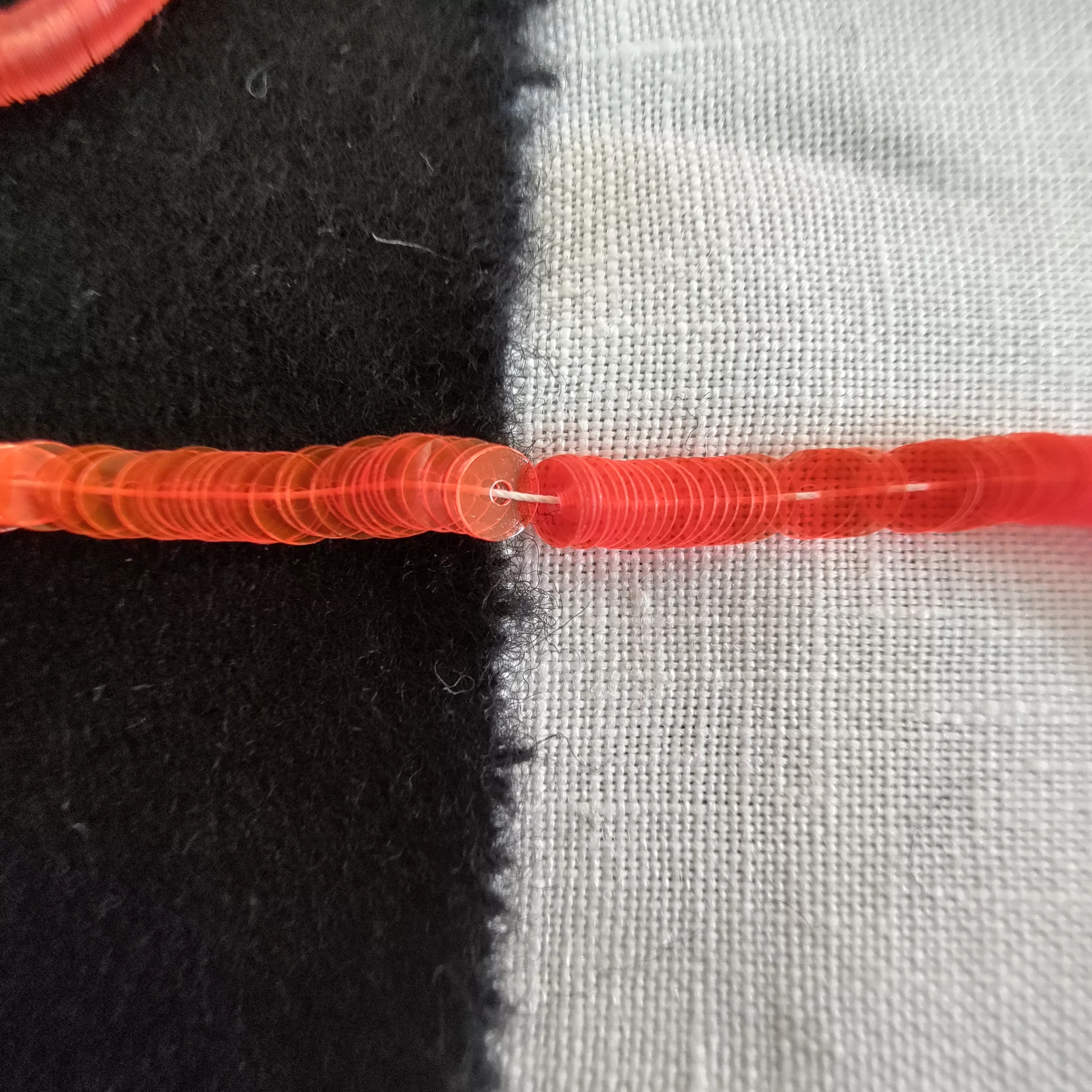 Paillettes orange néon transparent 2357
