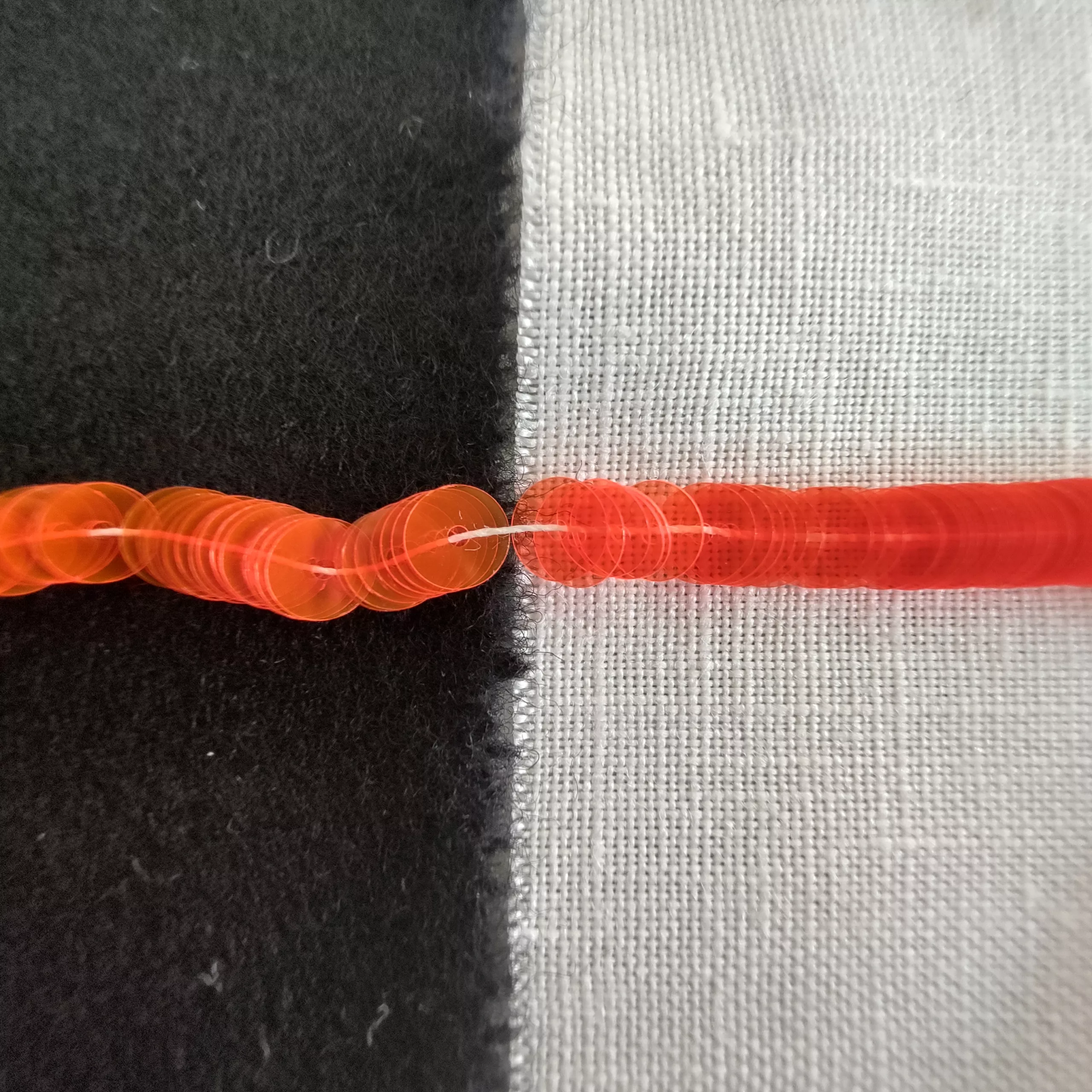 Paillettes orange néon transparent 2357
