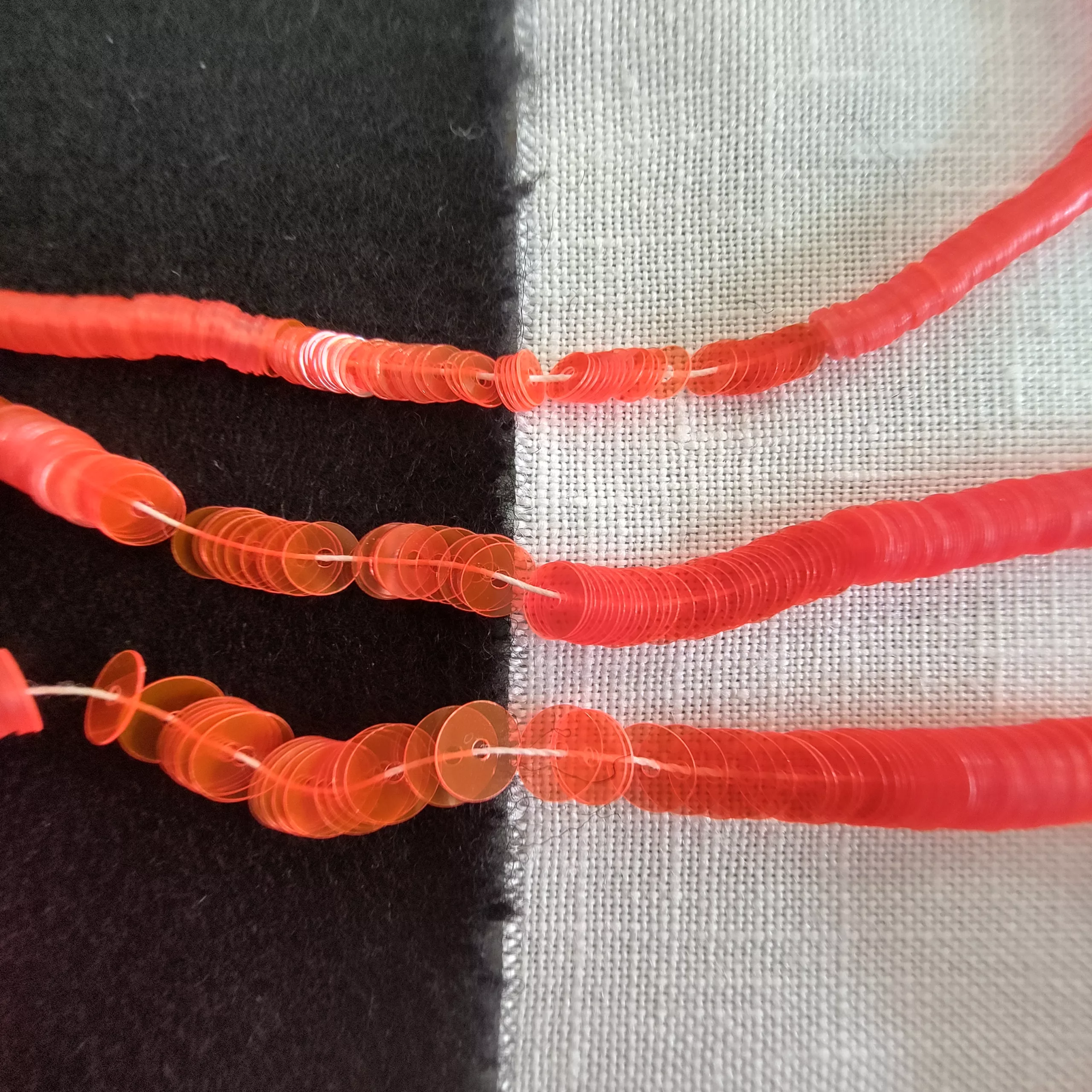 Paillettes orange néon transparent 2357